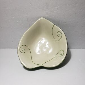 Vintage PIER 1 IMPORTS Heart Shape/Green Leaf Salad Bowl